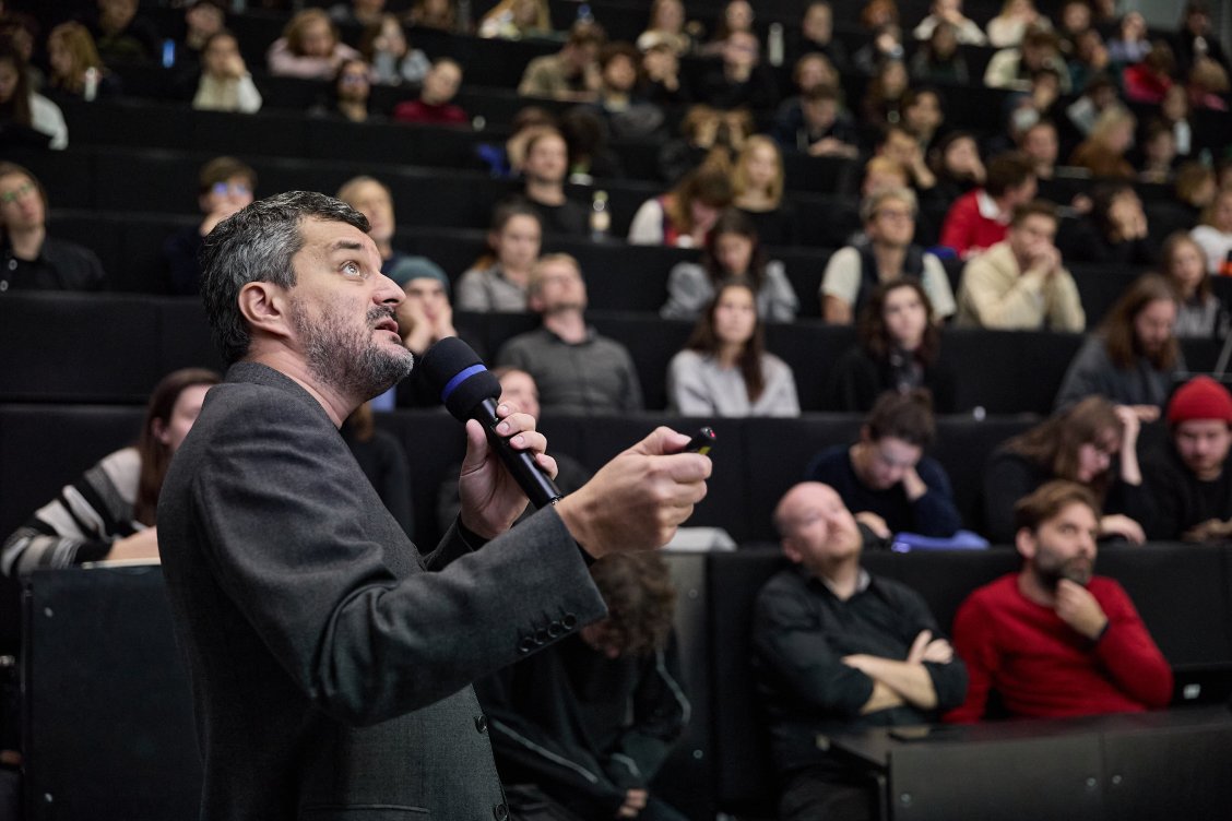 Pier Paolo Tamburelli během přednášky November Talks 2023 na FA ČVUT. | © Jan Kolský Pier Paolo Tamburelli během přednášky November Talks 2023 na FA ČVUT. | © Jan Kolský