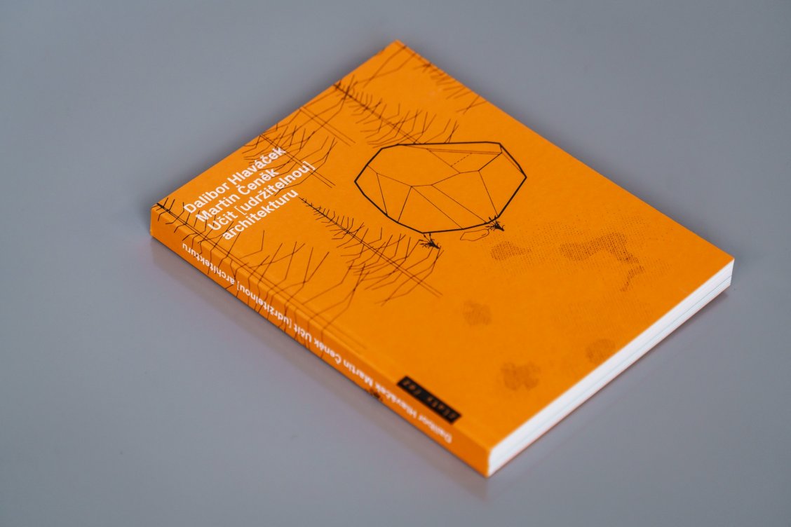 Kniha Dalibora Hlaváčka a Martina Čeňka Učit [udržitelnou] architekturu | © Jiří Ryszawy